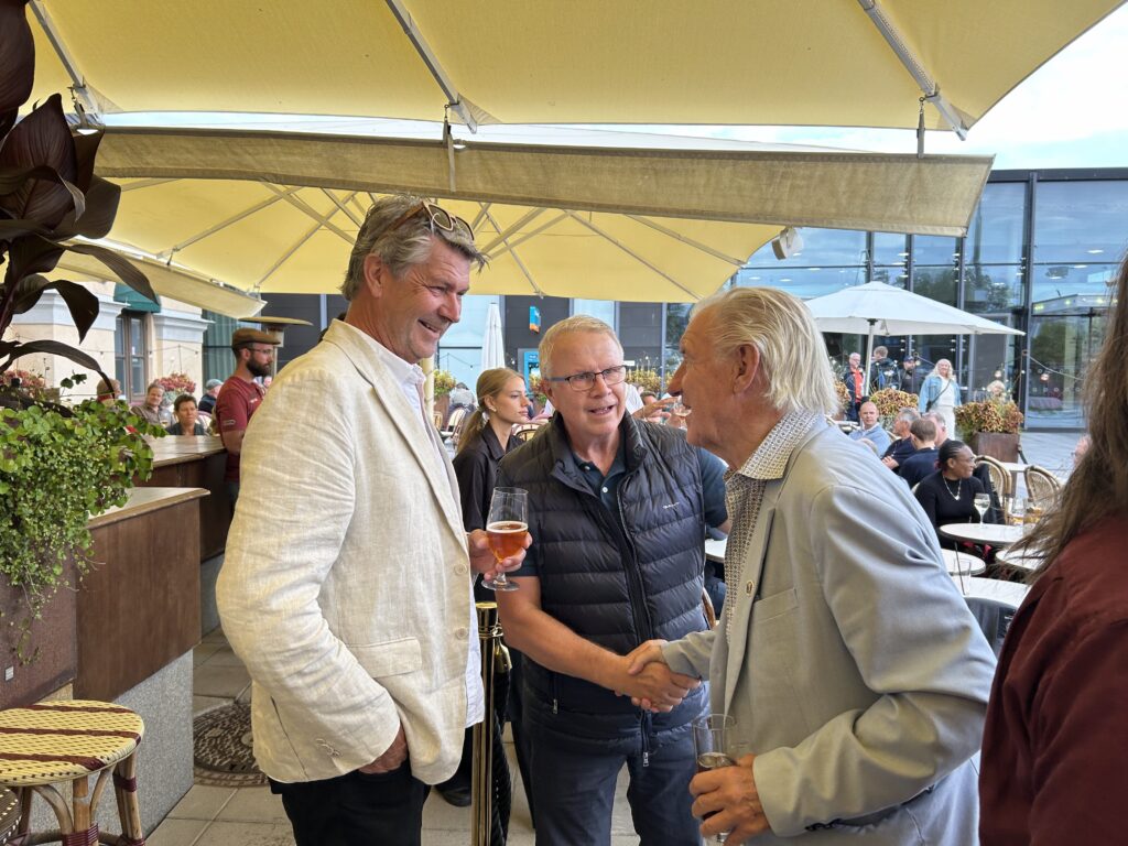 Företagare nätverkar på Stationens uteservering